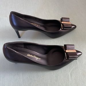 NWT Salvatore Ferragamo ‘Zeri’ black leather pumps, sz 7.5, 7 cm heel, gold bow.